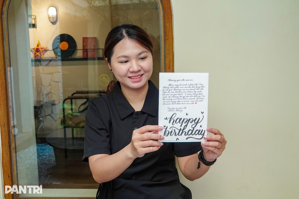 Cô gái 9X kiếm bộn tiền nhờ chữ đẹp, khách chốt đơn liên tục - 1