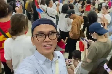 Người dân chờ tàu Metro đồng thanh hát những "bài ca yêu nước"