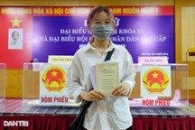 Cử tri trẻ Hà Nội bỡ ngỡ, tự hào trong lần đầu đi bỏ phiếu