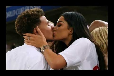 Ruby Mae đi xem bạn trai đá bóng