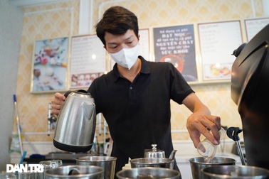 Hàng loạt quán cà phê mở cửa trở lại sau khi TP Hà Nội nới lỏng lệnh cấm