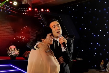 Quang Hà ôm mẹ khóc ngất hát sau sự cố cháy sân khấu