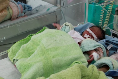 Bé gái sinh thiếu tháng thoi thóp trong túi nilon đặt trước cửa nhà dân