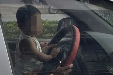 Xác minh clip tài xế vừa lái ô tô vừa ôm trẻ nhỏ trên đường ở Hà Nội