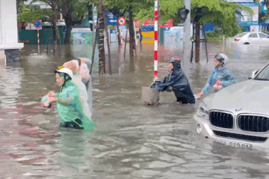 Người Hà Nội dùng thuyền, mảng xốp di chuyển trong khu biệt thự nhà giàu
