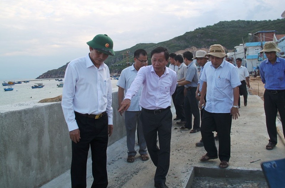 “Chạy đua với bão” xây dựng kè biển 99 tỷ bảo vệ làng chài - 1 “Chạy đua với bão” xây dựng kè biển 99 tỷ bảo vệ làng chài - 1