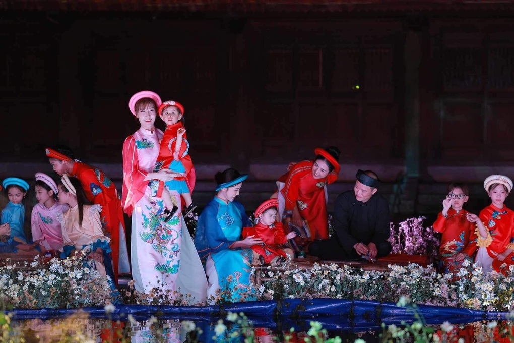 Phương Oanh mang song thai, lần đầu trình diễn áo dài của Hoa hậu Ngọc Hân - 1 Phương Oanh mang song thai, lần đầu trình diễn áo dài của Hoa hậu Ngọc Hân - 1