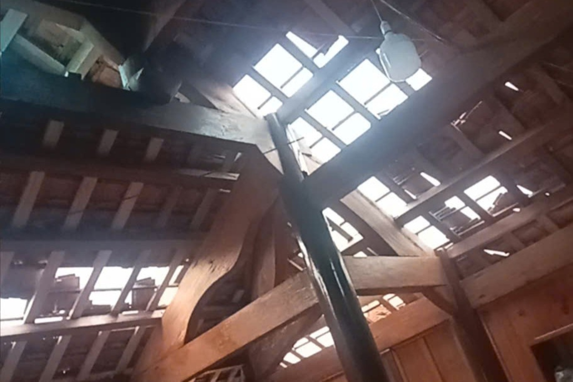 Cảnh tan hoang sau trận lốc xoáy càn quét 30 phút ở Nghệ An - 4 Cảnh tan hoang sau trận lốc xoáy càn quét 30 phút ở Nghệ An - 4