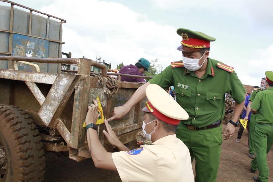 Hàng trăm người dân lái xe công nông đi gắn biển phản quang - 5 Hàng trăm người dân lái xe công nông đi gắn biển phản quang - 5