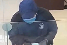 Đang truy bắt kẻ nghi cầm súng cướp ngân hàng