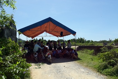 Dân dựng lều trại phản đối bãi rác gây ô nhiễm môi trường