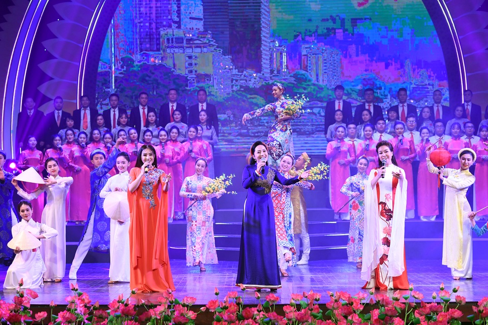 Hát lên Việt Nam quy tụ nhiều tên tuổi nhạc sĩ gạo cội làm giám khảo - 1 Hát lên Việt Nam quy tụ nhiều tên tuổi nhạc sĩ gạo cội làm giám khảo - 1