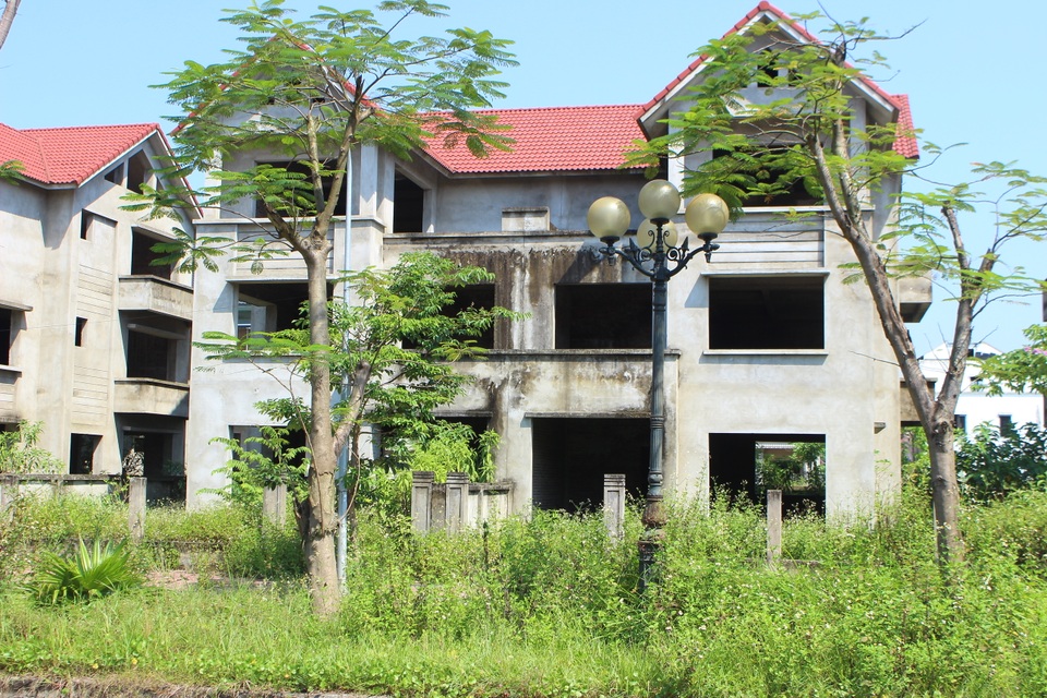 Hà Tĩnh: Hàng chục căn biệt thự hạng sang bỏ hoang giữa lòng thành phố - 4 Hà Tĩnh: Hàng chục căn biệt thự hạng sang bỏ hoang giữa lòng thành phố - 4