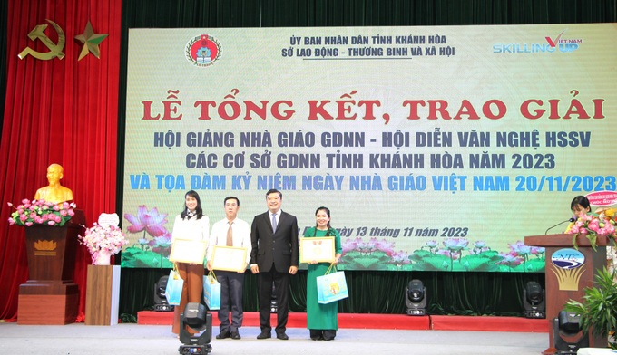 Ông Tạ Hồng Quang-Giám đốc Sở LĐ-TB&XH tỉnh Khánh Hòa trao giấy khen cho những nhà GDNN đạt giải Nhất tại Hội giảng nhà giáo GDNN tỉnh.