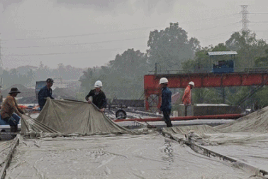 Trải nghiệm "vượt nắng, thắng mưa" trên công trường cao tốc