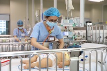 Dẫm phải gai, nổi mụn vùng cổ, hai bệnh nhi thập tử nhất sinh