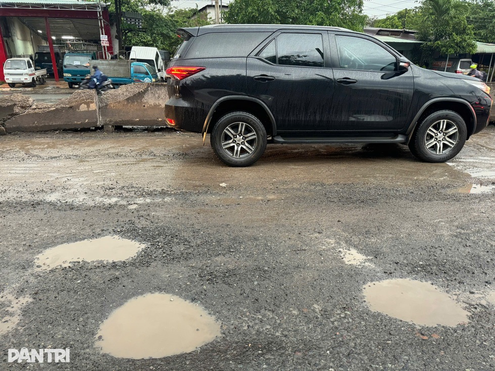 Tài xế mệt mỏi vì quốc lộ 51 dày đặc “ổ gà”, thường xuyên kẹt xe - 2