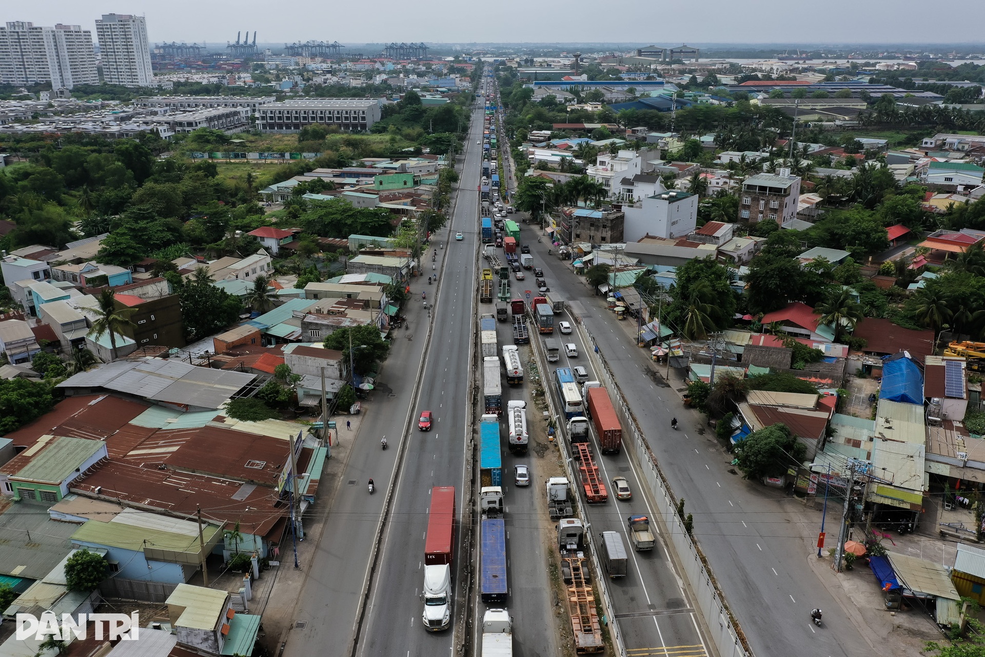 Cửa ngõ phía Đông TPHCM kẹt cứng ngày đầu nghỉ lễ - 13 Cửa ngõ phía Đông TPHCM kẹt cứng ngày đầu nghỉ lễ - 13