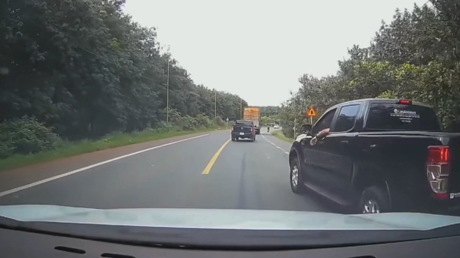 Tài xế tỉnh táo đạp phanh né pha chuyển làn "hại người" của xe bán tải