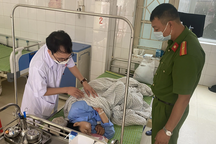 Tổ trật tự thay nhau vác người phụ nữ đuối nước chạy dọc bãi biển