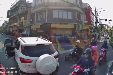 Ô tô đâm ngã xe máy trong một tình huống khó hiểu