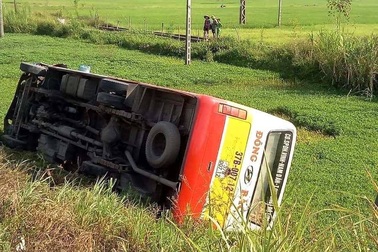 Xe buýt lật nhào, nhiều hành khách bị thương nhẹ