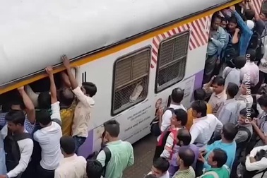 Choáng với hình ảnh quá tải khi đi tàu tại Ấn Độ