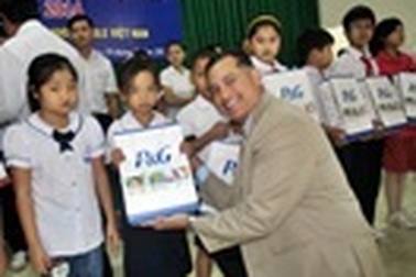 P&G trao 150 suất học bổng và quà tặng đến học sinh Bình Dương