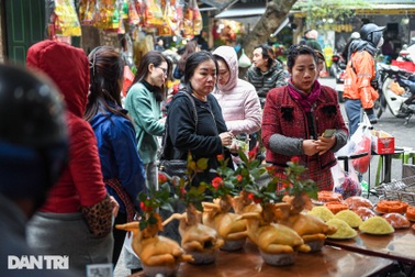 Xếp hàng mua gà ngậm hoa hồng ở "khu chợ nhà giàu" nổi tiếng Hà Nội