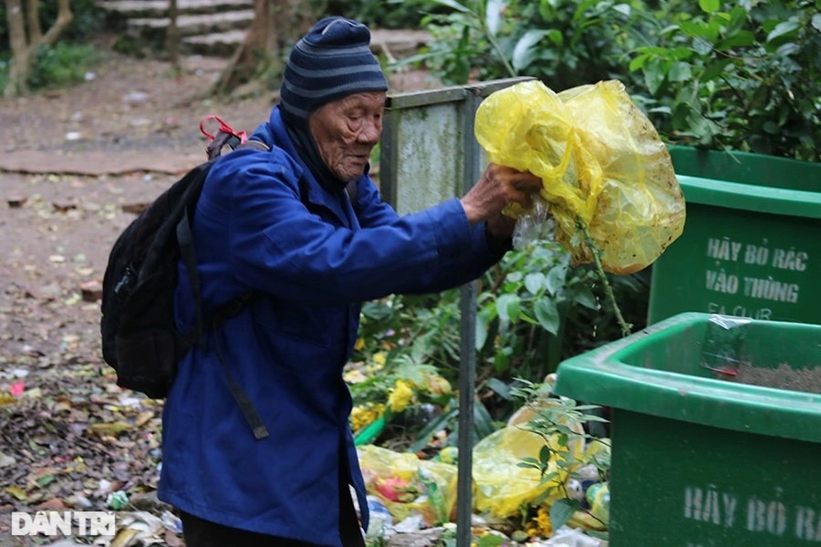 Cụ ông 90 tuổi leo hàng nghìn bậc đá mỗi ngày gom rác ở khu di tích - 3 Cụ ông 90 tuổi leo hàng nghìn bậc đá mỗi ngày gom rác ở khu di tích - 3