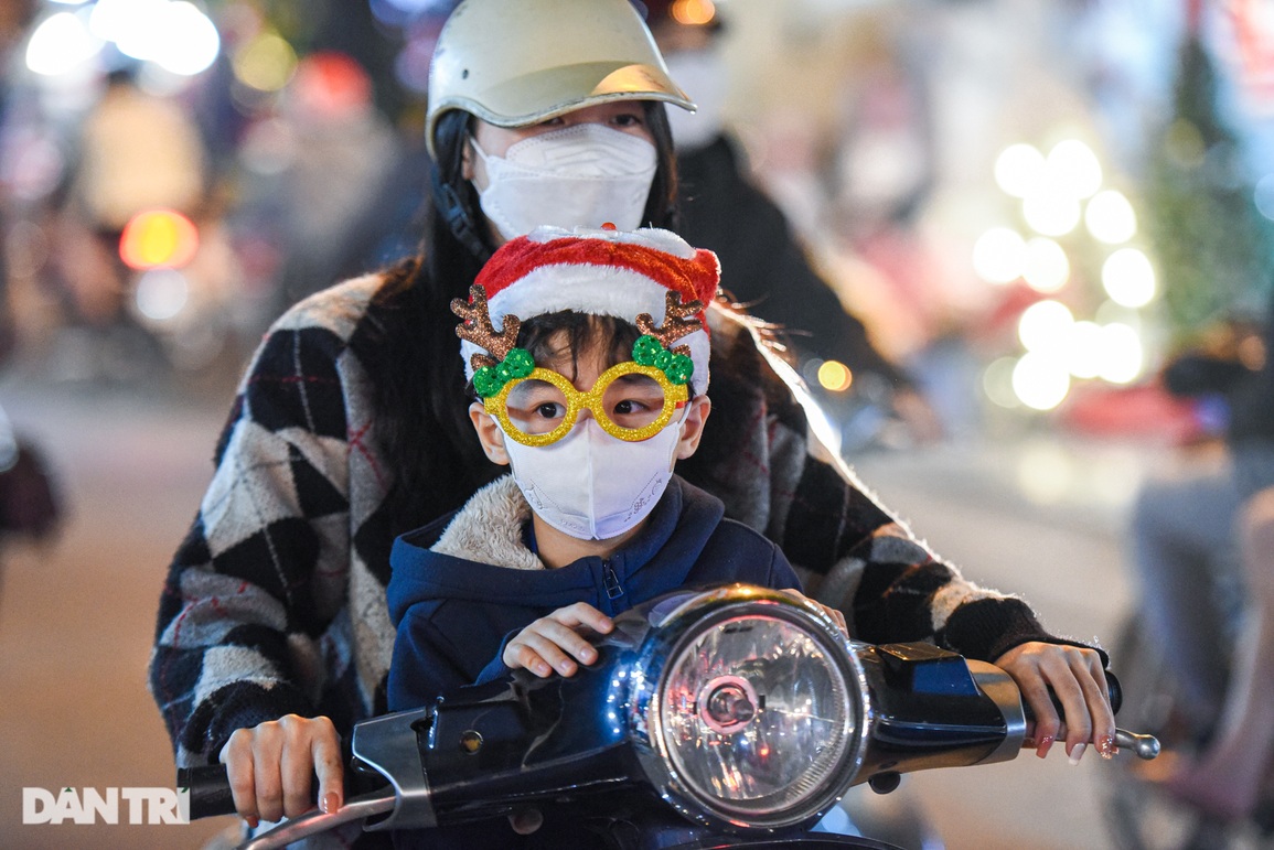 Không khí Giáng sinh ảm đạm chưa từng có tại thiên đường mua sắm Hà Nội - 11 Không khí Giáng sinh ảm đạm chưa từng có tại thiên đường mua sắm Hà Nội - 11