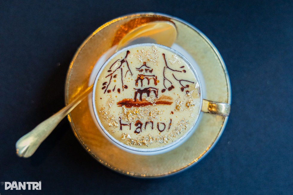 Hà Nội: Trải nghiệm cà phê trứng dát vàng 24K khiến khách Tây thích thú