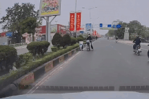 Người đàn ông kèm bé trai đi xe ngược chiều khiến cộng đồng mạng phẫn nộ