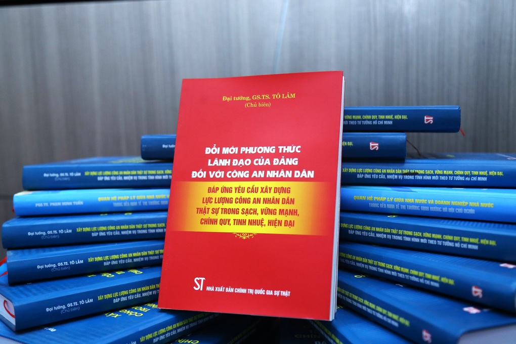 Ra mắt sách về đổi mới phương thức lãnh đạo của Đảng đối với CAND - 1