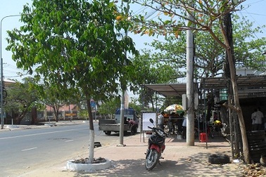 Lốp xe phát nổ, người bơm xe tử vong