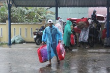 Quảng Nam: Mưa lớn, di dời gấp học sinh trường THPT Võ Chí Công do sạt lở