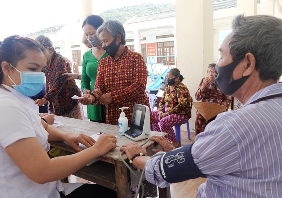 Vượt biển tuyên truyền phòng chống Covid-19 cho người dân xã đảo - 1 Vượt biển tuyên truyền phòng chống Covid-19 cho người dân xã đảo - 1