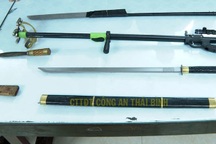 50 thanh thiếu niên đi xe máy mang theo hung khí đánh nhau trên đường