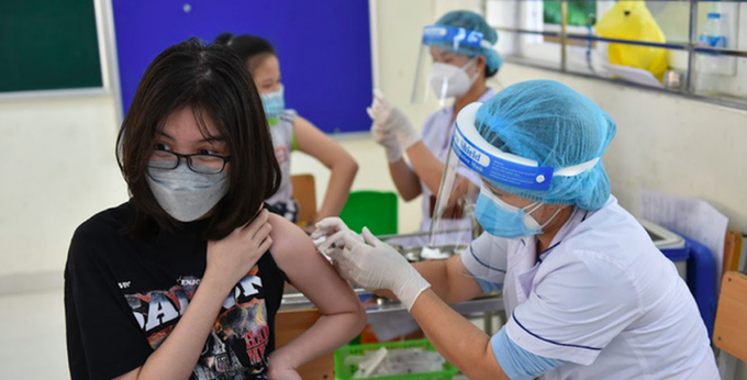 Tiêm vaccine phòng Covid-19 cho học sinh Hà Nội. Ảnh VTV