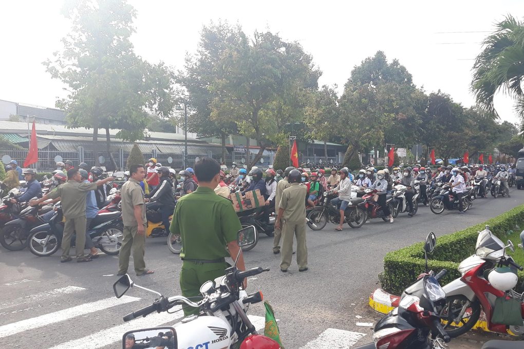 Nam sinh lớp 12 chết thảm dưới bánh xe tải trên đường đi học - 2 Nam sinh lớp 12 chết thảm dưới bánh xe tải trên đường đi học - 2