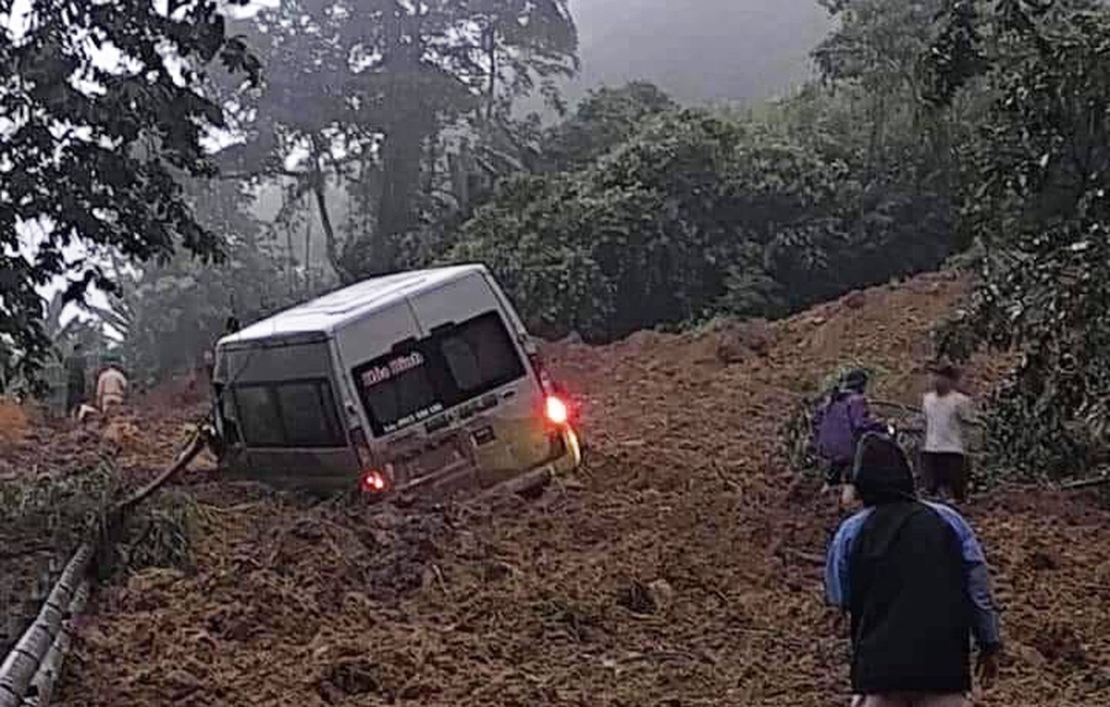 10 người chết vì xe khách bị vùi lấp: Các nạn nhân gặp nạn khi xuống đẩy xe - 1 10 người chết vì xe khách bị vùi lấp: Các nạn nhân gặp nạn khi xuống đẩy xe - 1