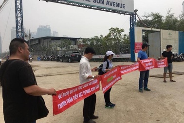 Căng băng rôn đòi tiền vì nhà thầu chính bất ngờ... "tạm dừng hoạt động"