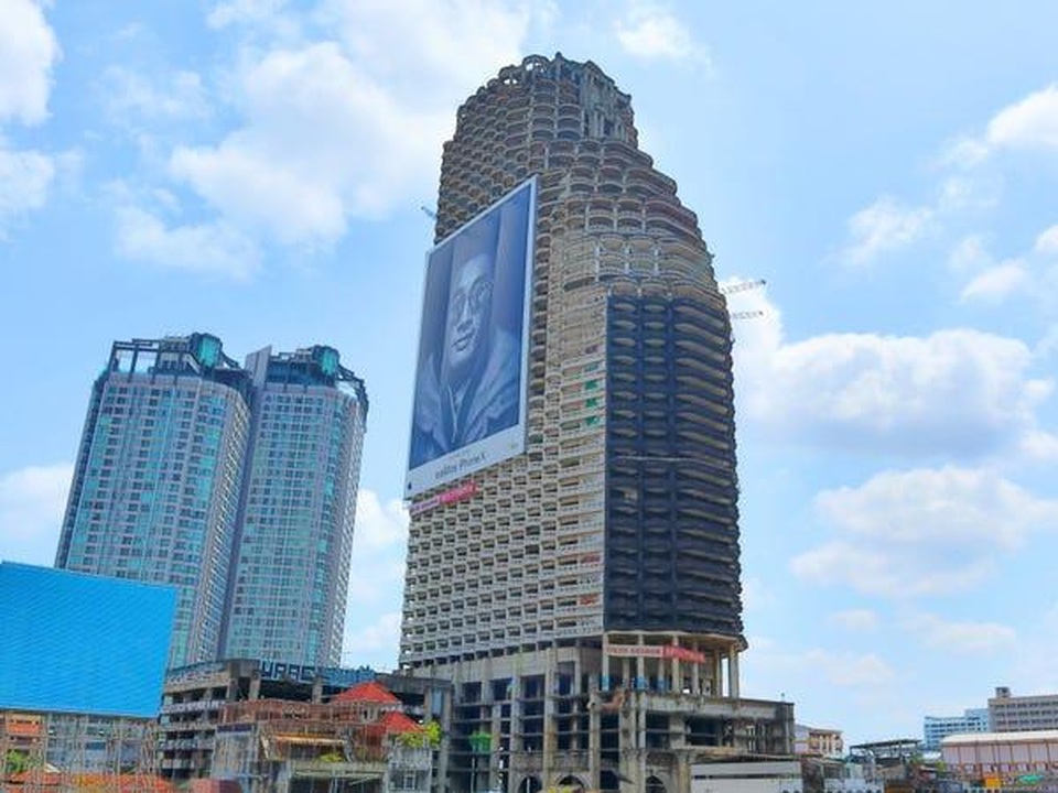 Tòa tháp 49 tầng bị đồn ma ám bỏ hoang giữa trung tâm Bangkok sầm uất - 1 Tòa tháp 49 tầng bị đồn ma ám bỏ hoang giữa trung tâm Bangkok sầm uất - 1