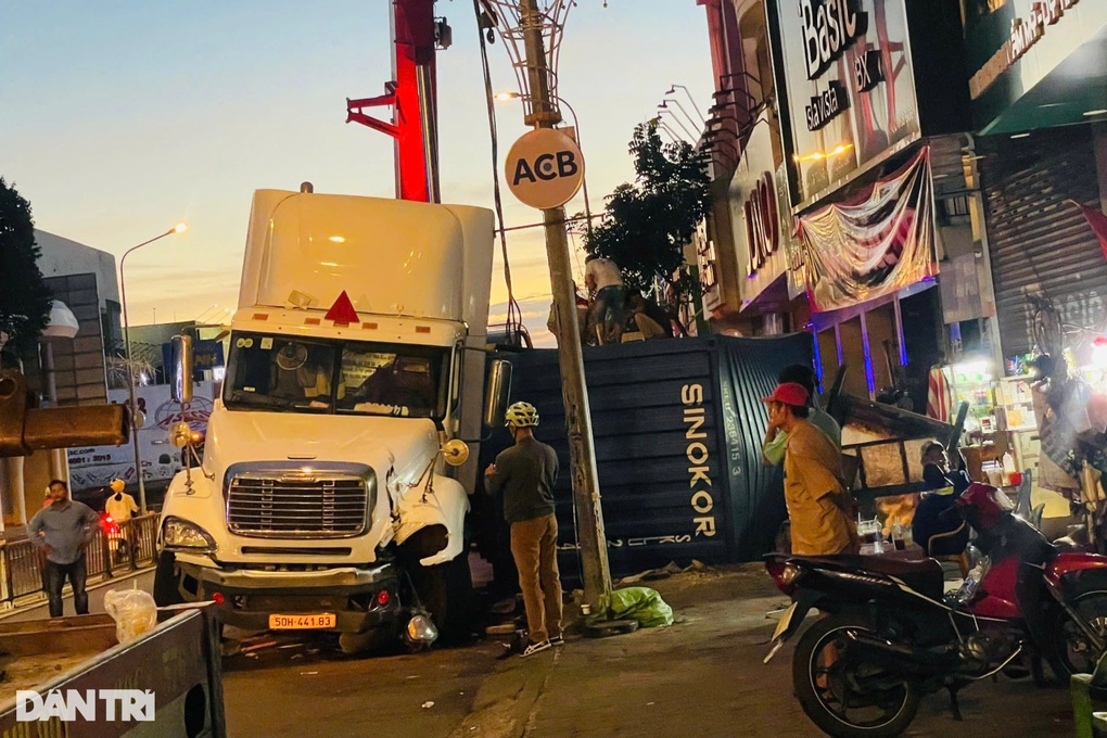 Xe container lật, cuốn theo xe rác văng lên vỉa hè ở TPHCM - 1 Xe container lật, cuốn theo xe rác văng lên vỉa hè ở TPHCM - 1