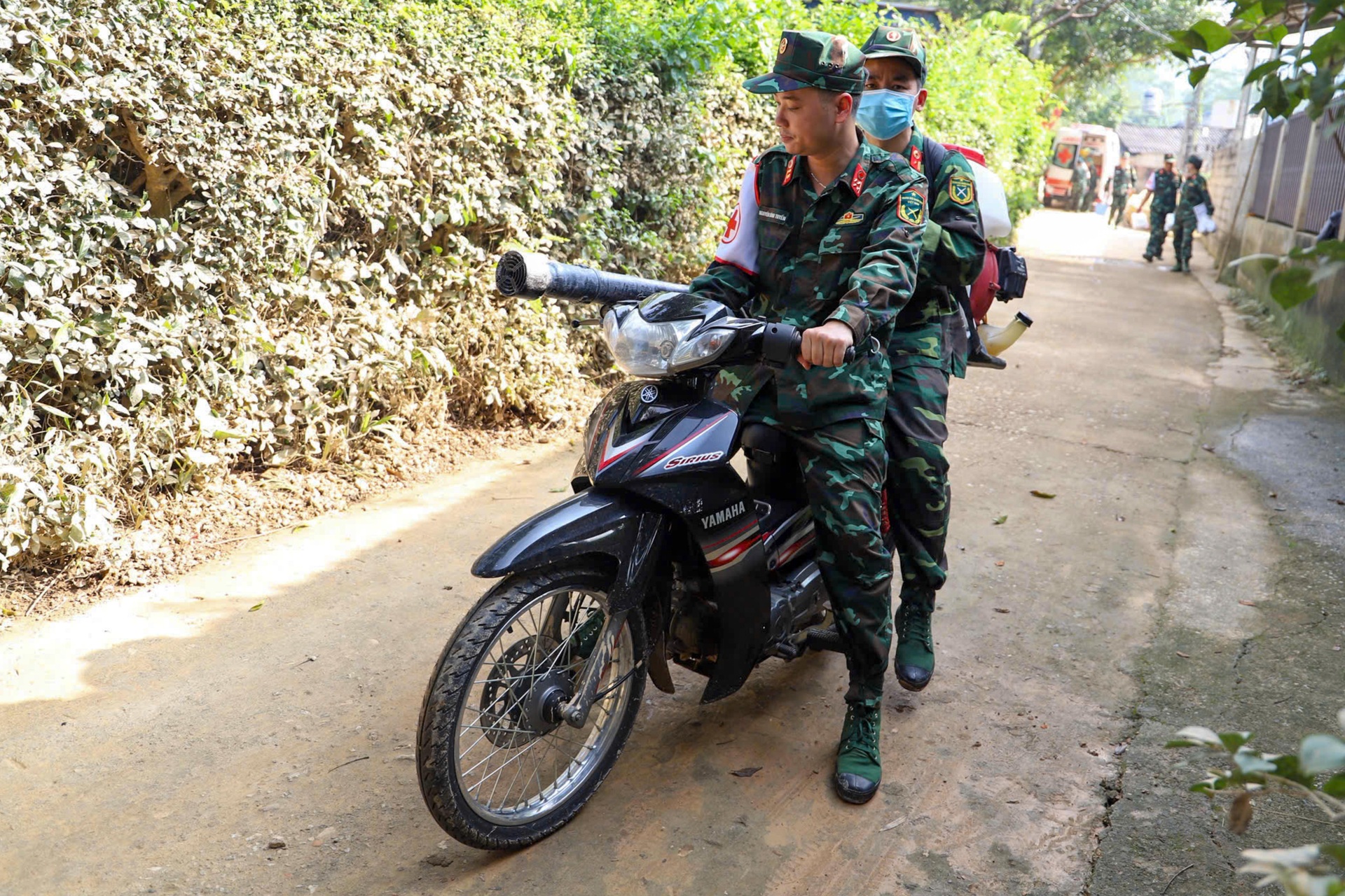 Quân đội phun khử khuẩn, hỗ trợ người dân phòng dịch bệnh sau mưa lũ - 13 Quân đội phun khử khuẩn, hỗ trợ người dân phòng dịch bệnh sau mưa lũ - 13