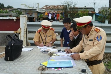 Xử phạt nhiều xe khách chở dư người và “đua” tốc độ