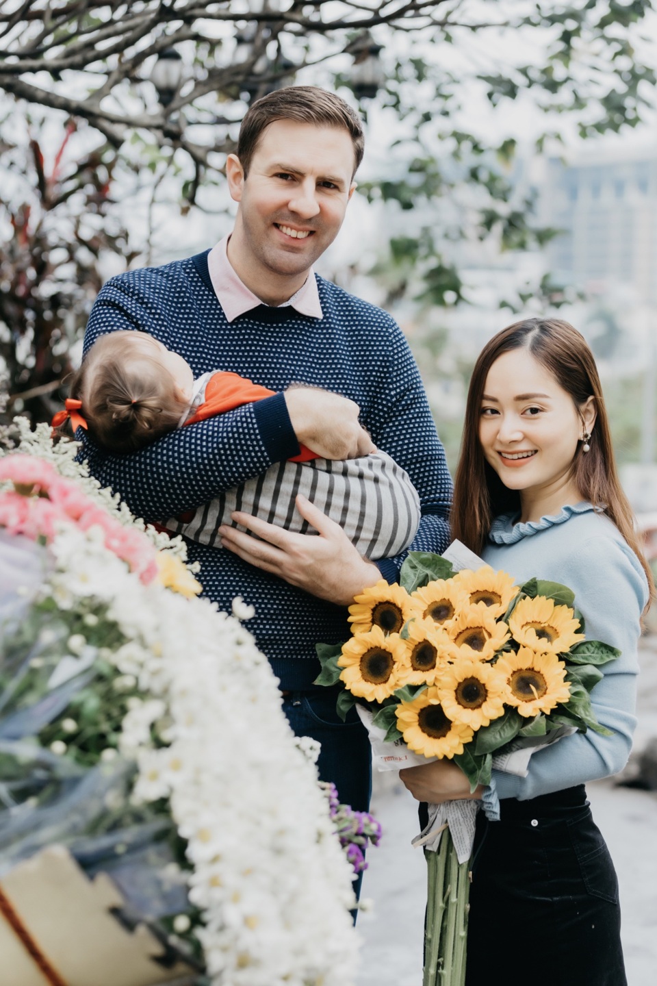 Lan Phương được chồng ngoại quốc hôn đắm đuối khi đi chợ Việt sắm Tết Tây - 4 Lan Phương được chồng ngoại quốc hôn đắm đuối khi đi chợ Việt sắm Tết Tây - 4