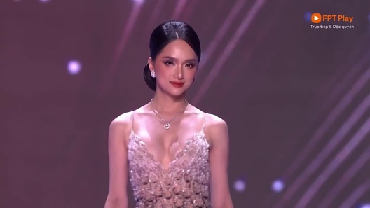 Hương Giang trình diễn váy dạ hội tại Hoa hậu Hoàn vũ 2025