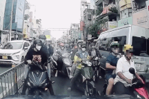 Không nhường đường cho xe máy đi ngược chiều, tài xế nhận "bão like"