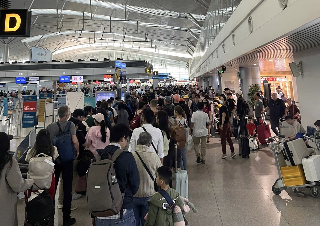 Sân bay Tân Sơn Nhất đón khách nườm nượp trở lại TPHCM mùng 4 - 1 Sân bay Tân Sơn Nhất đón khách nườm nượp trở lại TPHCM mùng 4 - 1